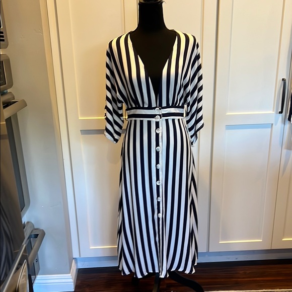 Forever 21 Dresses & Skirts - Forever 21 Monochrome Striped Long Sleeve Dress